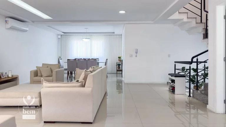 Imagem Sobrado com 316 m² - 5 Quartos - 4 Suítes, 1 Lareira, 1 Churrasqueira – 4 vagas, à venda por R$ 1.737.000 - Campo Comprido - Curitiba/PR