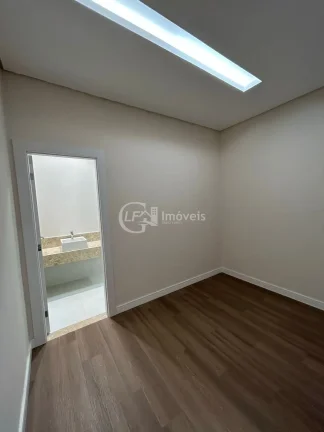 Imagem Imperdível: Casa de luxo em condomínio à venda em Campo Grande-MS, Residencial Damha III - 4 quartos, 4 suítes, 3 salas, 1 banheiro, 4 vagas de garagem, 350m² de área.