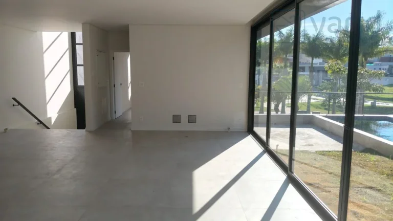 Imagem Casa de luxo em condomínio à venda em localização privilegiada: 4 quartos, 4 suítes, 3 salas, 5 banheiros, 2 vagas de garagem.