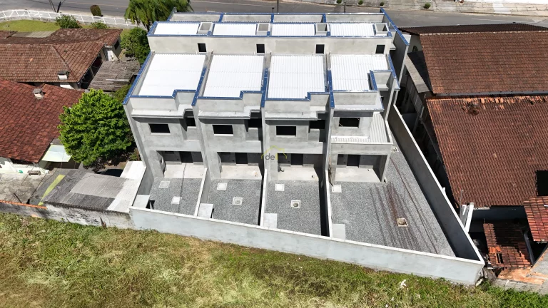 Imagem Sobrado Geminado em fase final no Saguaçu próximo do colégio Bom Jesus!