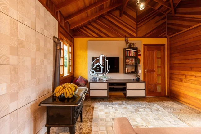 Imagem Casa de Madeira em Garapeira | 200m² | 2 Quartos (1 Suíte) | Terreno 3.561m² | Condomínio Fechad...