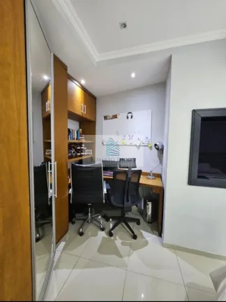 Imagem Imperdível! Apartamento à venda em Icaraí, Niterói-RJ: 3 quartos, 1 suíte, 2 banheiros e 1 vaga de garagem.