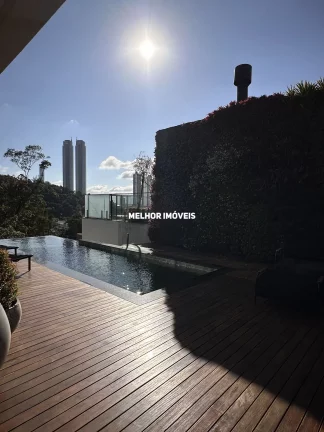 Imagem Casa finamente mobiliada á venda com 4 suítes, 4 vagas de garagem em condomínio fechado na Barra em Balneário Camboriú.