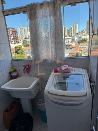 Imagem Apartamento 1 dormitório, sala 2 ambientes, pisos em madeira, cozinha com armários, área de servi...