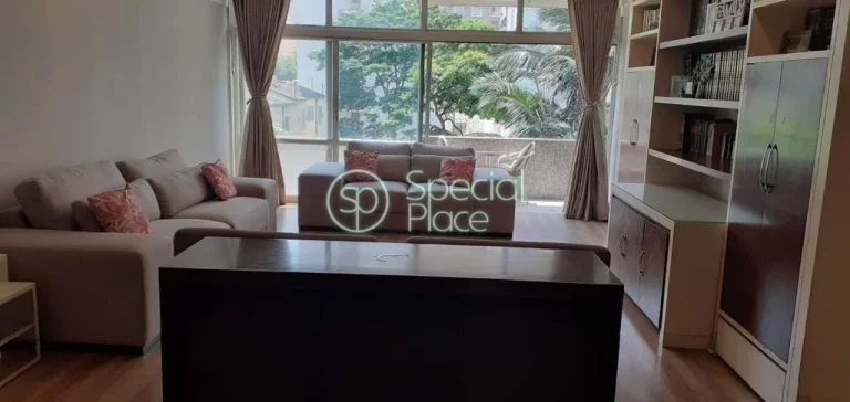 Imagem Apto totalmente reformado e amplo em localizaÃ§Ã£o excepcional! PÃ© direito alto e living com janelÃ...