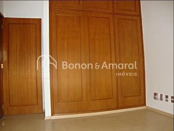 Imagem Viva com conforto e elegância neste amplo apartamento de 289m², ocupando andar inteiro, em uma das...