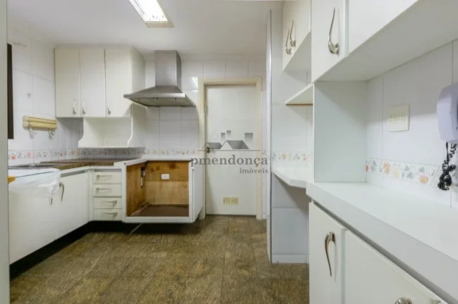 Imagem Apartamento à venda em Higienópolis com 4 suítes e 4 vagas em 213m2