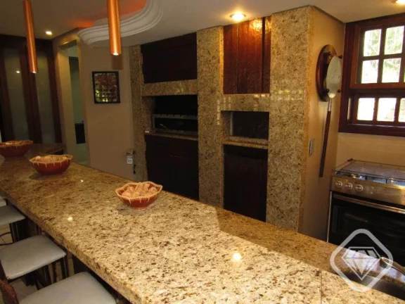 Imagem Casa de luxo em condomínio, 4 dormitórios, suíte máster, dois terrenos, ampla área verde e pisc...