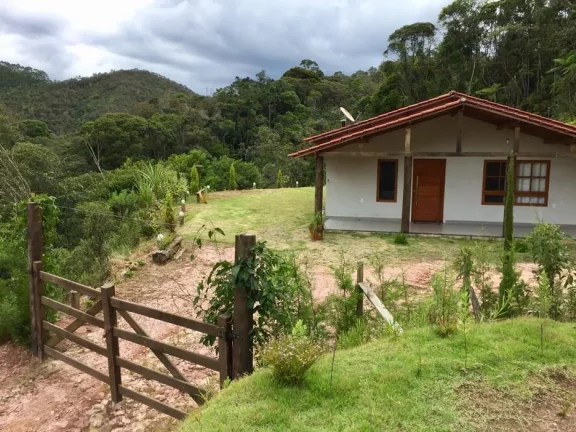 Imagem Sitio com ampla casa térrea com varanda ampla lateral.