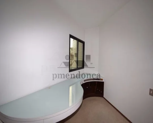 Imagem Apartamento amplo e iluminado. Living para 03 ambientes com lareira, terraço gourmet e piscina. Coz...