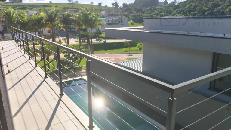 Imagem Casa de luxo em condomínio à venda em localização privilegiada: 4 quartos, 4 suítes, 3 salas, 5 banheiros, 2 vagas de garagem.