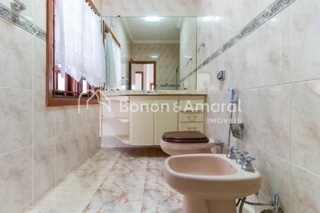 Imagem Ampla e confortável, esta excelente residência conta com 330m² de área construída, oferecendo e...