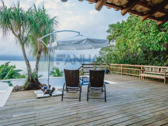 Imagem Linda costeira localizada na Região Norte da Ilha!!!! Piso superior: 3 suítes com varanda, sendo a suíte Master com banheira de hidromassagem e espa
