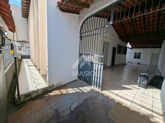 Imagem À VENDA – CASA DUPLEX com 3 quartos / 2 suítes / 2 vagas cobertas com 264 m² em via de grande circulação no Centro de Vila Velha.
