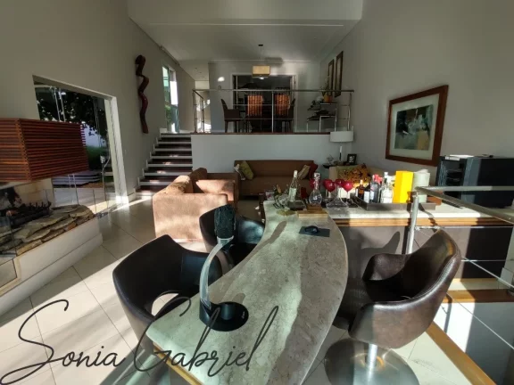 Imagem Imponente Casa em Condomínio à Venda em Vinhedo-SP 3 Quartos, 3 Suítes, 3 Salas, 5 Banheiros, 5 Vagas, 450m² Imagem Imponente Casa em Condomínio à Venda em Vinhedo-SP 3 Quartos, 3 Suítes, 3 Salas, 5 Banheiros, 5 Vagas, 450m²