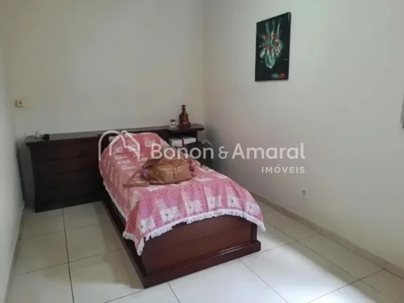 Imagem Casa térrea com edícula e muito espaço! A casa principal possui 3 quartos, sendo 1 suíte, além ...