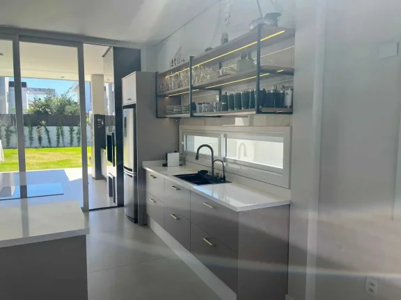 Imagem Casa com 4 suítes sendo 1 master e 4 vagas de garagem - Campeche em Florianópolis/SC
