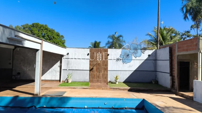 Imagem Chácara à venda à apenas 4 Km de Santo Antônio da Barra-GO, Setor Central: 5 quartos, 1 sala. Imperdível oportunidade!