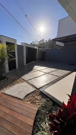 Imagem Sobrado Triplex com 4 suítes e 2 vagas de garagem em Camboriú