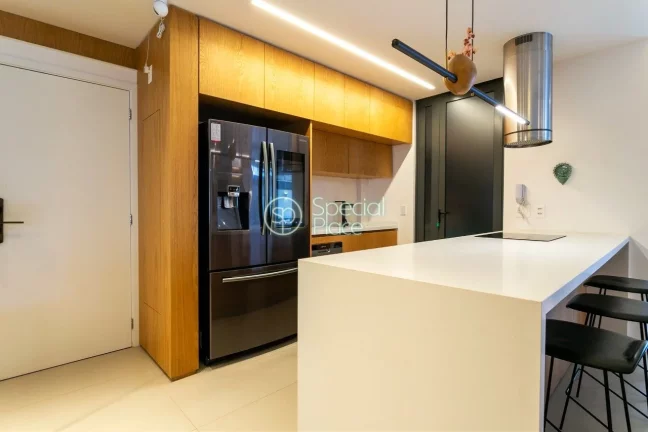 Imagem Apartamento com 2 dormitórios sendo uma suíte, escritório, cozinha americana, sala de TV, área g...