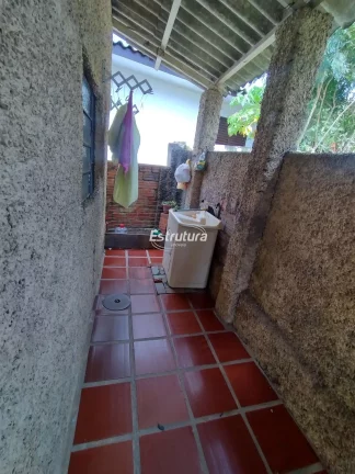 Casa de madeira com terreno medindo 200 m² no Bairro Dores.