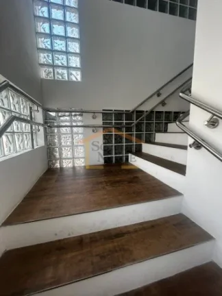 Imagem Prédio comercial com aproximadamente 670m², de construção recente e instalações modernas, dist...