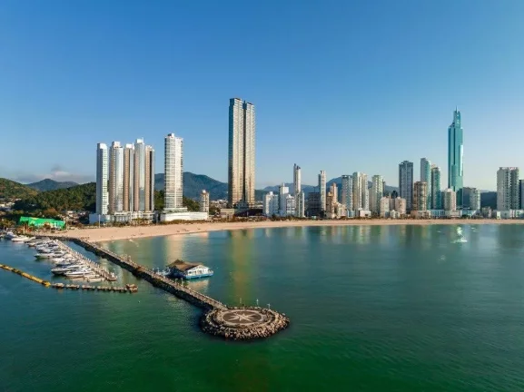 Imagem Decorado com 4 dormitórios à venda sendo 4 suítes, 261.04 m² por - R$ 16.900.000,00 - Barra Sul - Bal. Camboriú/SC