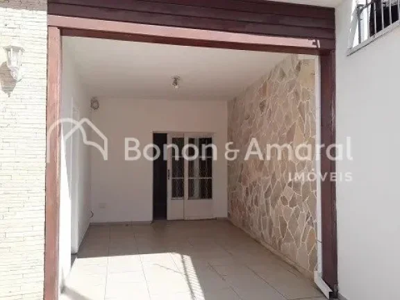 Imagem Excelente oportunidade para morar ou investir! Esta casa oferece uma estrutura ampla e funcional, pe...