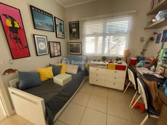 Imagem Encantadora residência em condomínio fechado, com projeto moderno e ambientes integrados que propo...
