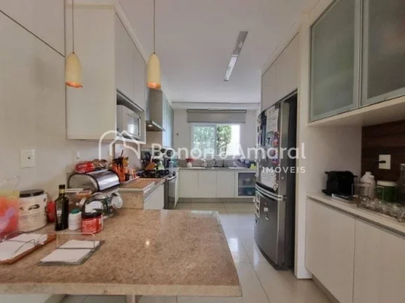Imagem Linda e espaçosa casa com 308 m² de área construída. A residência possui 4 quartos (todos com a...