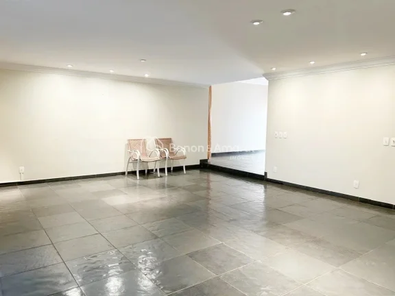Imagem MORE NUM AMPLO APARTAMENTO DE 208m² !!!

Sala ampla para 3 ambientes, sala de almoço e sala de jan...