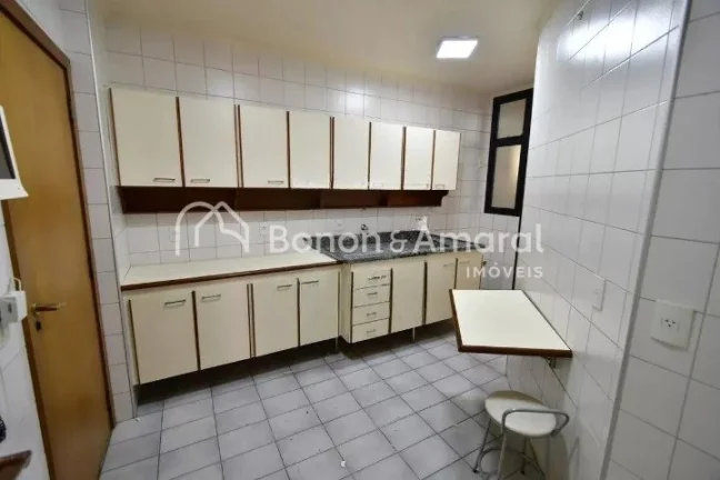 Imagem Aconchegante e espaçoso, este imóvel conta com 3 quartos, incluindo 1 suíte, e 3 banheiros no tot...