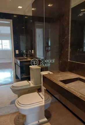 Imagem Excelente apartamento, com 240m² bem distribuídos, amplo living com varanda em L, lareira e uma vi...