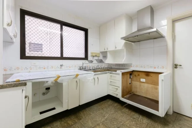 Imagem Apartamento à venda em Higienópolis com 4 suítes e 4 vagas em 213m2