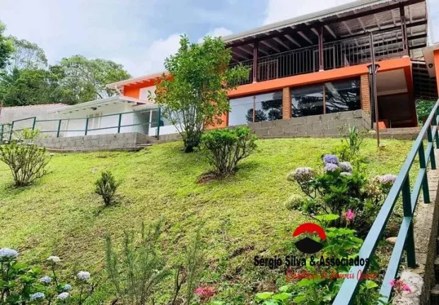Imagem Casa a venda com 03 quartos no Alto do Boa Vista em Campos do Jordão.