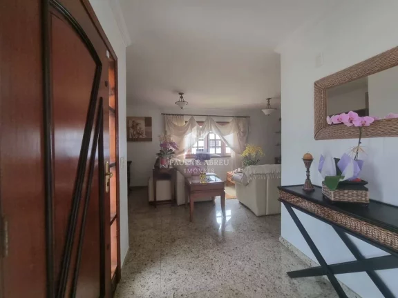 Imagem Casa de Alto Padrão 4 quartos sendo 1 suíte, 3 Banheiros, Salas espaçosas, 4 Vagas, Área Lazer com Churrasqueira, Campo Pq no Jardim Petrópolis, Ribeirão Pires-SP