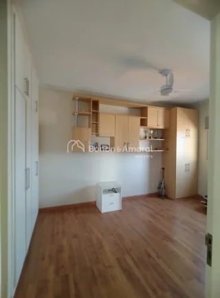 Imagem Casa com 3 Suítes confortáveis com armários embutidos e uma das suites tem banheira;
2 Salas de e...