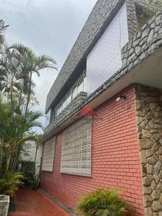 Imagem asa no centro com varandão, 03 salas cinco quartos,dependencia completa ,copa cozinha,02 banheiros,duas suites,vaga para dois carros,excelente locali