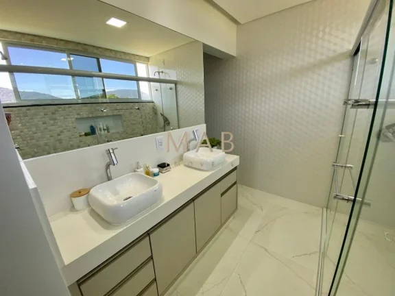 Imagem Casa de alto padrão com 300 m² privativos, localizada em condomínio na Ilha do Francês, entre as praias dos Ingleses e Moçambique, a aproximadamente 6