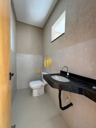 Imagem GH1935

A casa possui:

- 4 quartos (2 suite);
- 1 banheiro social;
- Sala; 
- Cozinha; 
- Área de ...