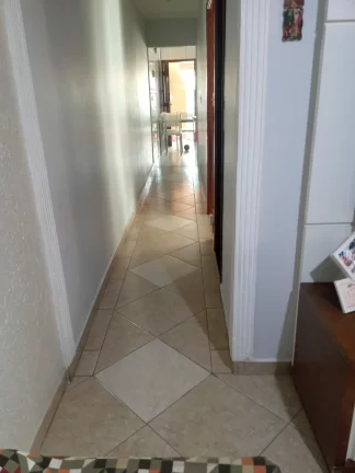 Imagem CASA TÉRREA, COM TRÊS DORMITÓRIOS SENDO UM COM SUITE MASTER E DUAS VAGAS COBERTA DE GARAGEM COBERTA.