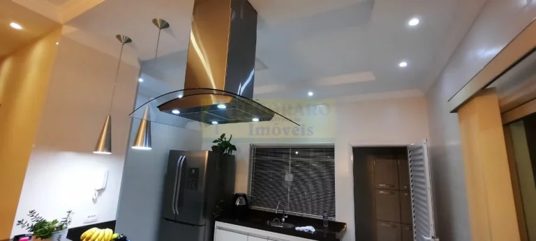 Imagem Luxo e Conforto: Casa de Alto Padrão à Venda no Jardim Britânia, Caraguatatub