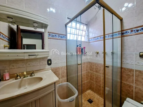 Imagem No térreo salas de estar, jantar e escritório, cozinha planejada mais varanda com espaço gourmet ...