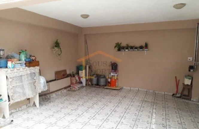 Imagem Casa térrea, 2 dormitórios, sala ampla, cozinha com armários, lavanderia, quintal, área de churr...