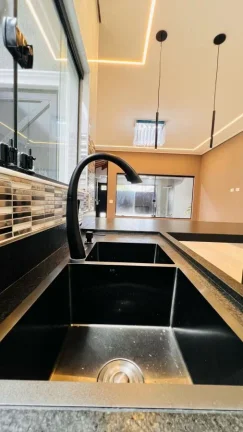 Imagem Casa para Venda em Praia Grande, Caiçara, 3 dormitórios, 2 suítes, 1 banheiro, 2 vagas