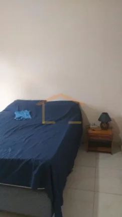 Imagem Sobrado precisando de reforma, com 2 dormitórios, sala, cozinha com armários e 1 banheiro. Possui ...