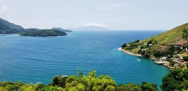 Imagem Área de Terras 113.554m² e BENFEITORIAS, na Praia de Caetés, Angra dos Reis - RJ Projeto do arquiteto Vicente Giffoni, para construção de Empreendimento com pousada (12 suítes) e Bangalôs (30 unidades).LANCE R$ 30.000.000,00