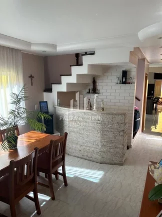 Imagem Sobrado de Alto Padrão, 3 Quartos, 4 Banheiros, Closets, Ar-condicionado, Área de Lazer Grande com Churrasqueira no Parque São Vicente, Mauá-SP