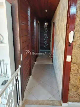 Imagem Esta encantadora casa de madeira oferece um ambiente acolhedor e confortável, perfeita para a famí...
