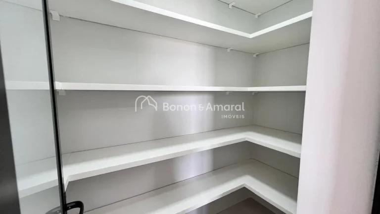 Imagem Apresentamos uma belíssima casa de luxo localizada no exclusivo Condomínio Portal do Jequitibá, e...